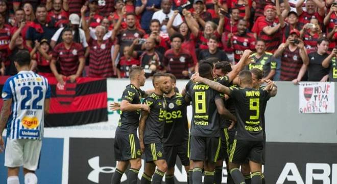 1) Flamengo - 49 jogos - 94 gols marcados