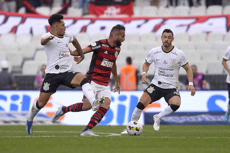 Du Queiroz e Giuliano contra Thiago Maia. A vibração corintiana se impôs à técnica