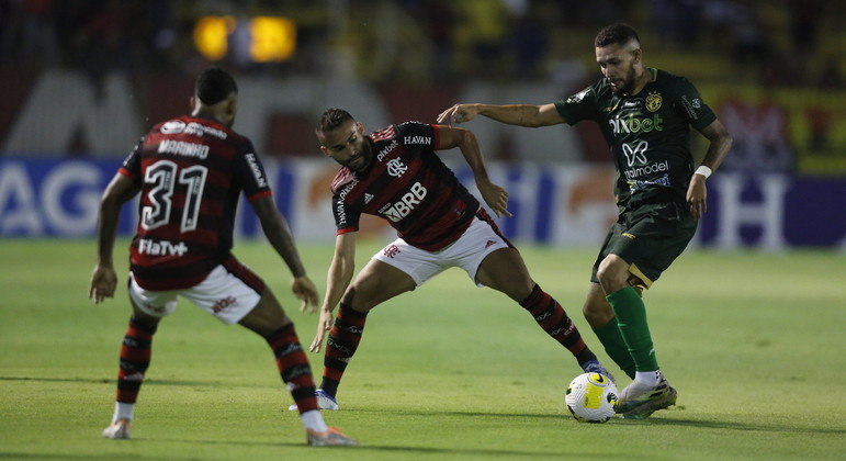 Flamengo durante o duelo com o Altos-PI, em Volta Redonda, pela Copa do Brasil