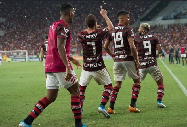 Depois da Libertadores no sábado, o Flamengo se sagrou no último domingo (24) campeão brasileiro! Depois de uma campanha brilhante, com 25 vitórias, seis empates e apenas três derrotas, a equipe confirmou o título mesmo sem entrar em campo — o Grêmio venceu o Palmeiras no Allianz Parque&nbsp;e permitiu a festa rubro-negra. E em um time com tantas estrelas, até mesmo como técnico, fica até difícil escolher quem foi o grande destaque do time rumo ao título. Confira os principais nomes da conquista e escolha seu favorito!