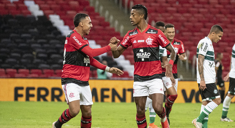 Matheuzinho e Bruno Henrique contra o Coritiba, pela Copa do Brasil de 2021