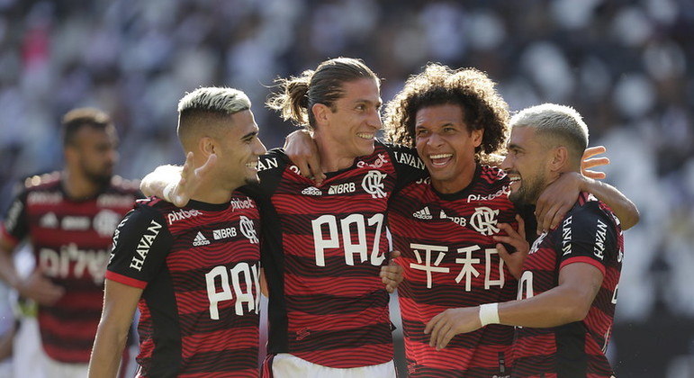 Jogadores do Flamengo comemoram o primeiro gol na vitória por 2 a 1 sobre o Vasco