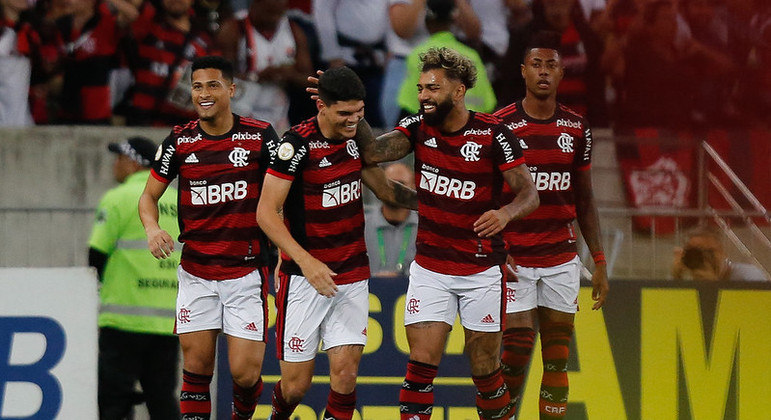 Ayrton Lucas comemorando 1° gol do Flamengo, no duelo contra o Cuiabá, pelo Brasileirão