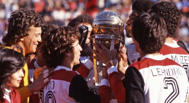 Zico e a taça da Intercontinental de 1981