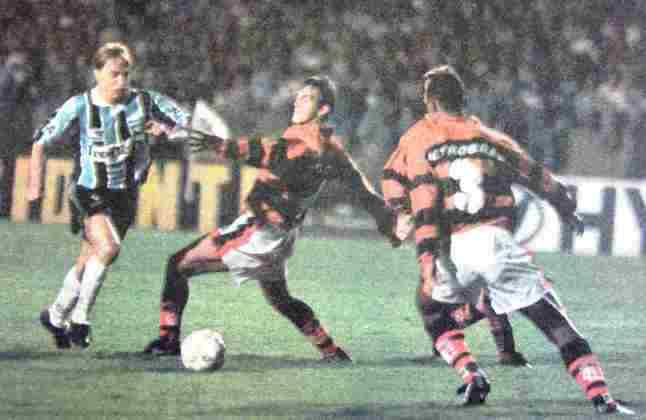 Flamengo 2 x 2 Grêmio: final da Copa do Brasil 1997 — Após a primeira partida ter empatado em 0 a 0, a finalíssima ficou marcada para ser definida no Maracanã. O gol decisivo de Carlos Miguel, no segundo tempo do jogo, consolidou o placar final de 2 a 2. O empate com gols deu a conquista ao time gaúcho