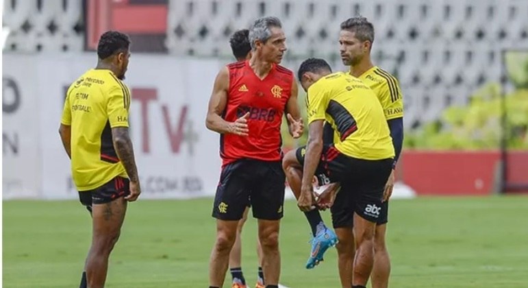 Técnico Paulo Sousa orienta atletas em treino no Flamengo