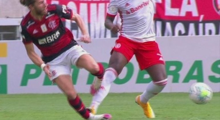 Flamengo 2 x 1 Inter: Fla vence de virada em jogo com expulsão de Rodinei e  fica perto do título brasileiro