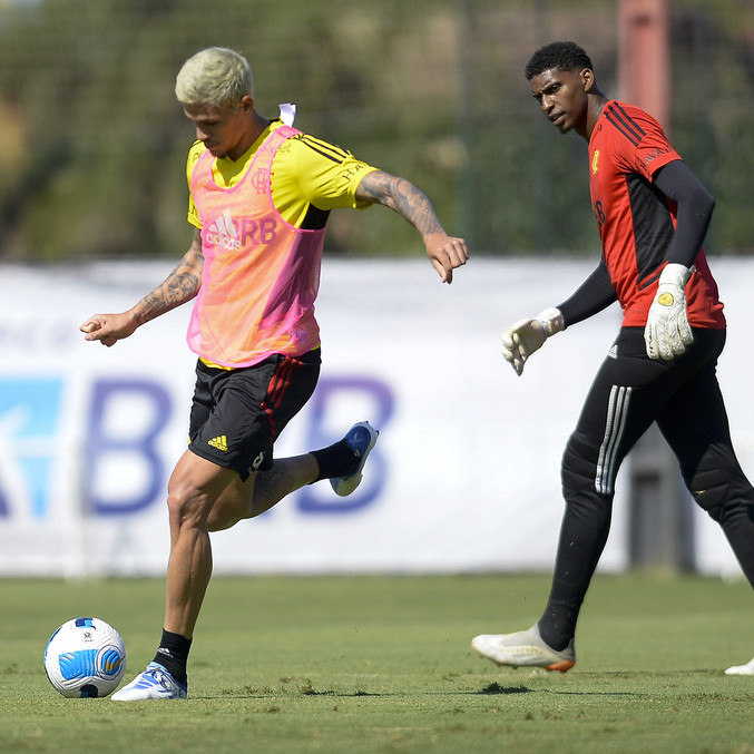 Atacante Pedro (com a bola) e goleiro Hugo (ao fundo) em treino do Flamengo