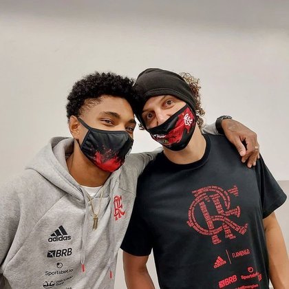 A delegação rubro-negra, que conta com 75 pessoas, chegou em Montevidéu por volta das 12h desta quarta-feira (24). Os jogadores desembarcaram em uma base aérea anexa ao aeroporto