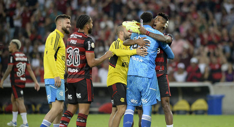 Elenco do Flamengo comemorando a vitória de virada sobre o Fluminense, pelo Campeonato Brasileiro