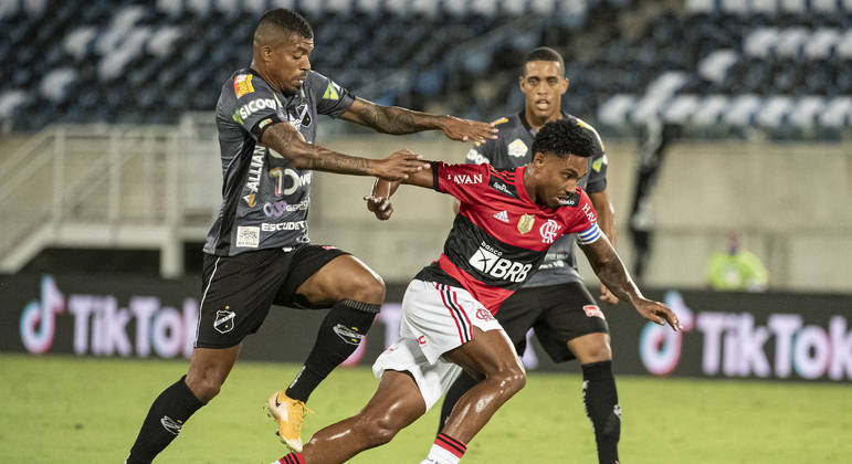 Fla tem gol anulado de forma polêmica, mas vence o ABC e avança na Copa do Brasil
