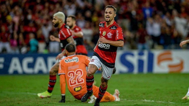 Flamengo acirra briga no Brasileirão - Na reta final do Brasileirão, restaram apenas Atlético-MG e Flamengo na briga pelo título, e os dois se enfrentaram no Maracanã, pela 29ª rodada. O Flamengo foi a melhor equipe, venceu por 1 a 0 e encurtou a distância para 10 pontos, com dois jogos a menos que os mineiros.