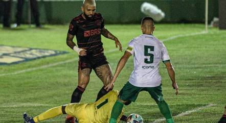 Lance de Flamengo e Boavista pelo Campeonato Carioca, no último sábado, com transmissão da Record