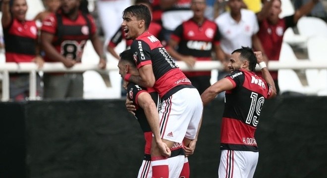Flamengo vence Botafogo e assume liderança no Campeonato Carioca