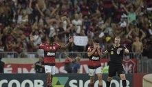 Flamengo vence Corinthians e se mantém na briga pelo título