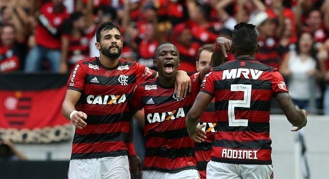 Resultado de imagem para Vinicius dÃƒÂ¡ show, e Diego vai para a galera em vitÃƒÂ³ria do Flamengo sobre o CearÃƒÂ¡ no CastelÃƒÂ£o