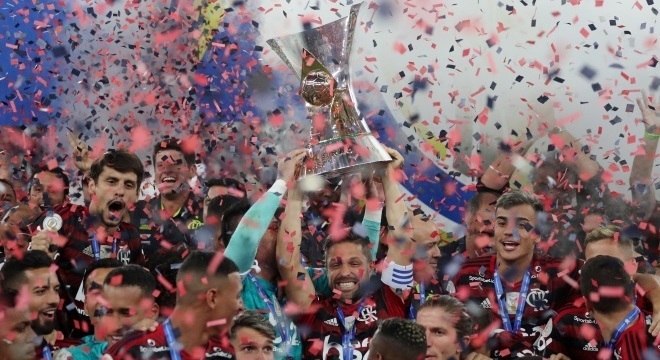 O capitão Diego ergueu a taça de campeão brasileiro