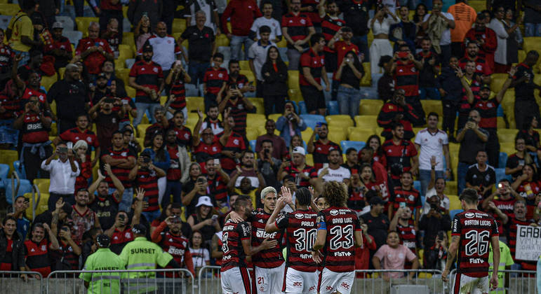 Flamengo comemora gol contra o Sporting Cristal, do Peru