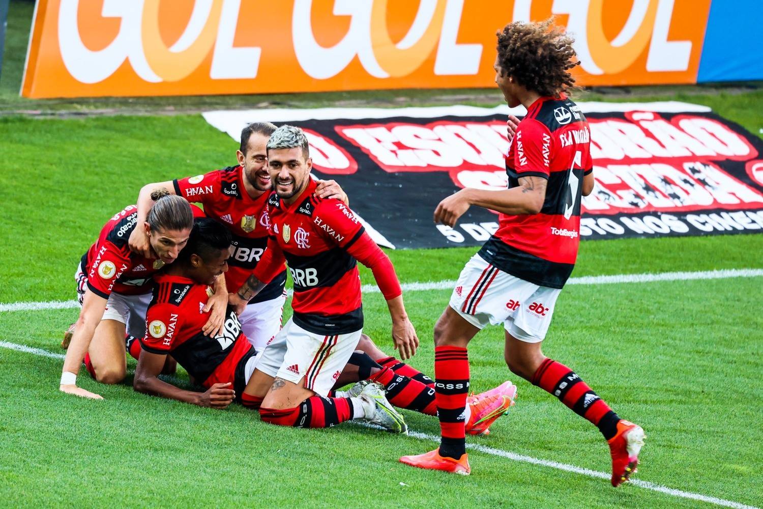 Time comemora o gol de Bruno Henrique. Se o Flamengo forçasse faria muitos outros gols