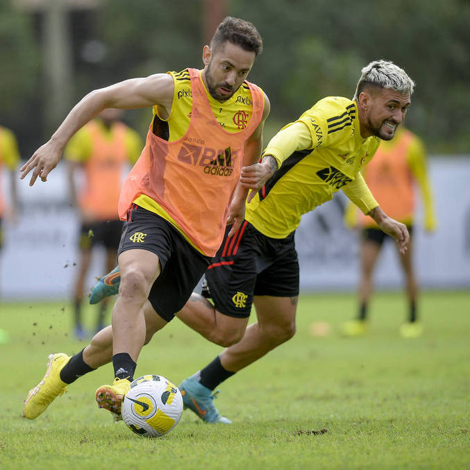 Arrascaeta tenta segurar arrancada de Everton Ribeiro em treino do Flamengo