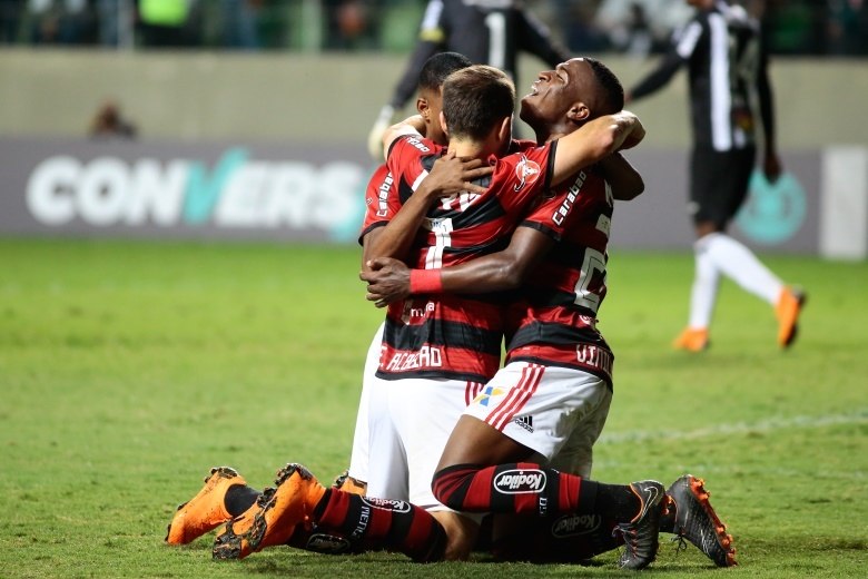 Resultado de imagem para flamengo vence atletico e Ã© lider do brasileirÃ£o