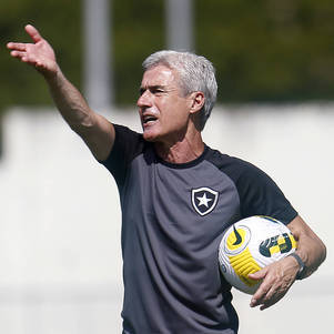 Técnico Luís Castro, do Botafogo