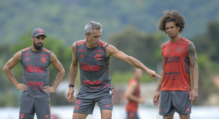 Técnico Paulo Sousa orienta Willian Arão durante treino do Flamengo no Ninho do Urubu