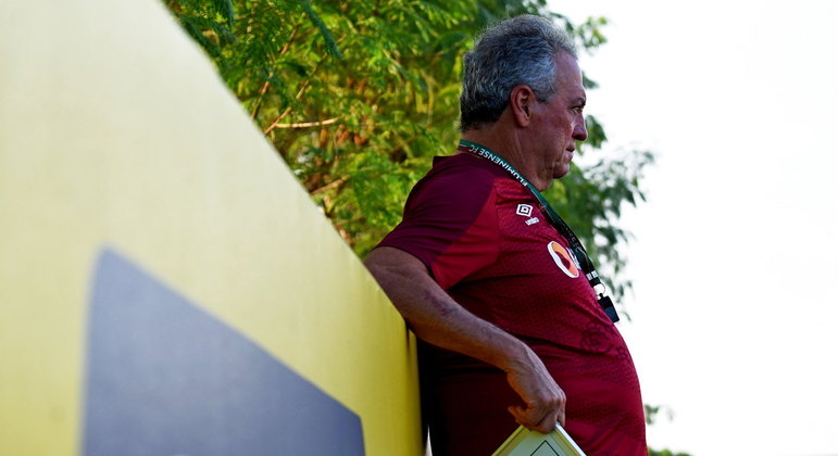 Técnico Abel Braga observa treino do Fluminense na véspera do primeiro Fla-Flu da final