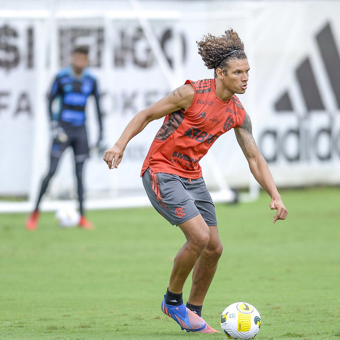 Volante Willian Arão controla a bola em treino do Flamengo no Ninho do Urubu