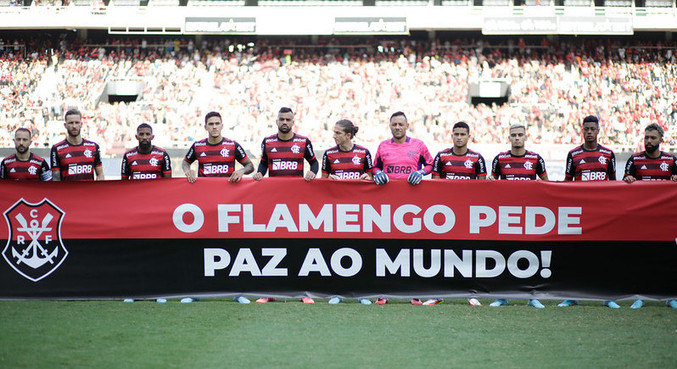 Fla entrou com faixa pela paz: 'O Flamengo pede paz ao mundo!'