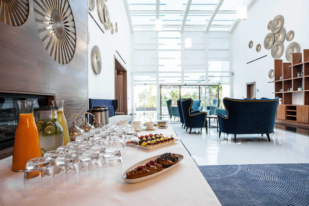 Além dos 130 quartos e centenas de áreas e atividades de lazer, o hotel conta com dois restaurantes principais