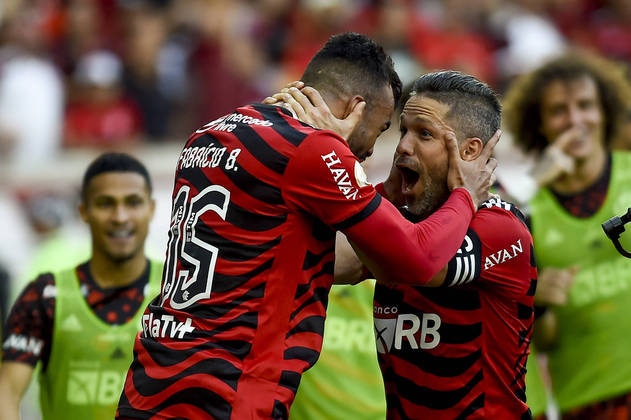 Fabrício Bruno e Diego Ribas comemoram gol do Flamengo