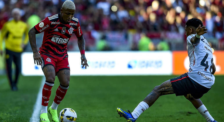 Marinho encara marcação do Athletico-PR
