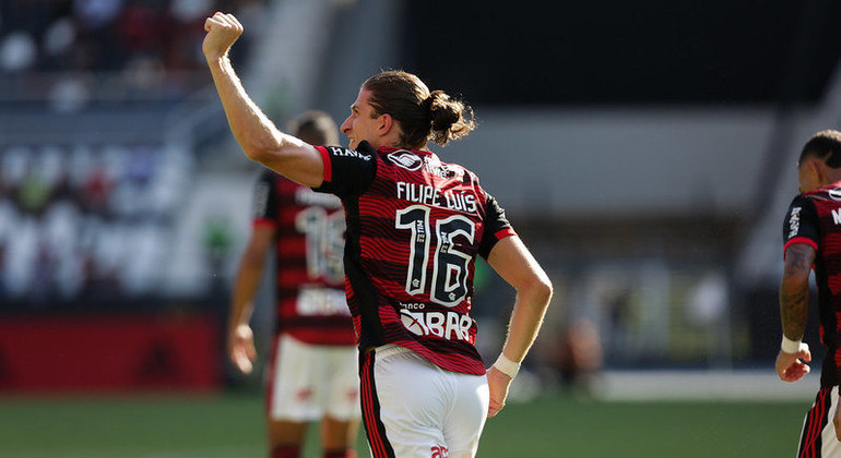 Filipe Luís comemorando primeiro gol da partida contra o Vasco, pelo Cariocão