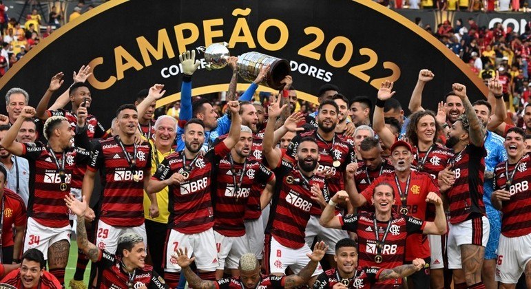 Jogadores do Flamengo erguem a taça de campeão da Libertadores 2022
