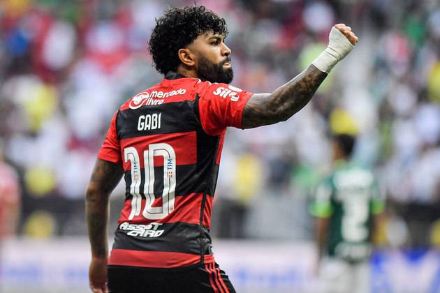 Gabigol, grande artilheiro flamenguista, foi a aquisição mais cara do elenco do Rubro-Negro. A transferência do atacante aconteceu em 2020 e custou&nbsp;17,5 milhões de euros (R$ 97,3 milhões, na cotação atual) aos cofres do Flamengo. Gabriel Barbosa estava na Inter de Milão antes de chegar ao time carioca