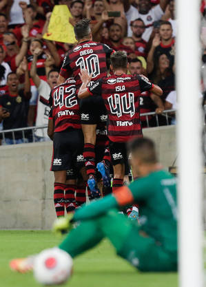 Jogadores do Flamengo comemoram gol no Maraca lotado