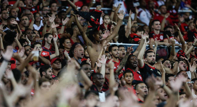Torcida lotou o Maracanã no retorno do estádio mais famoso do mundo