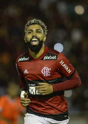 Gabigol comemora seu gol, o terceiro do Mengão no jogo