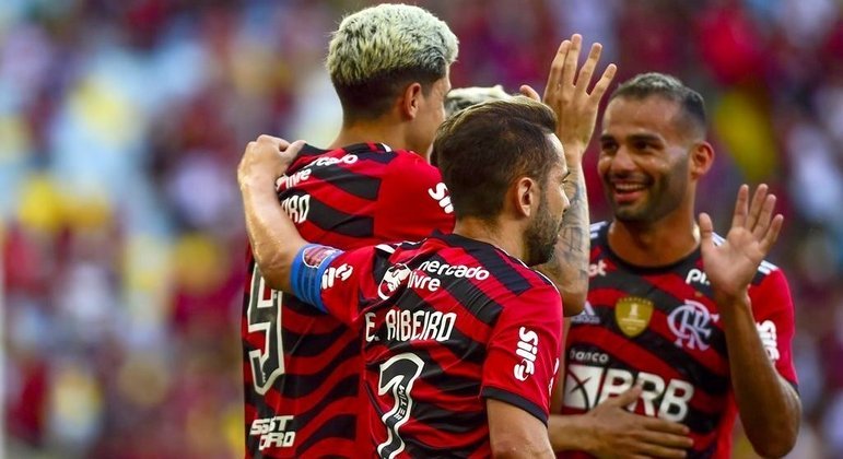 Flamengo goleou a Portuguesa em dia de festa no Maracanã