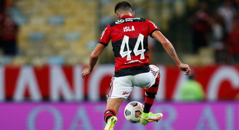 Isla desabafa após críticas no Flamengo: 'Nunca me canso de lutar