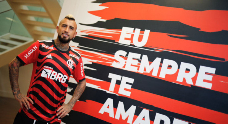 Chileno Arturo Vidal com a nova camisa do Flamengo