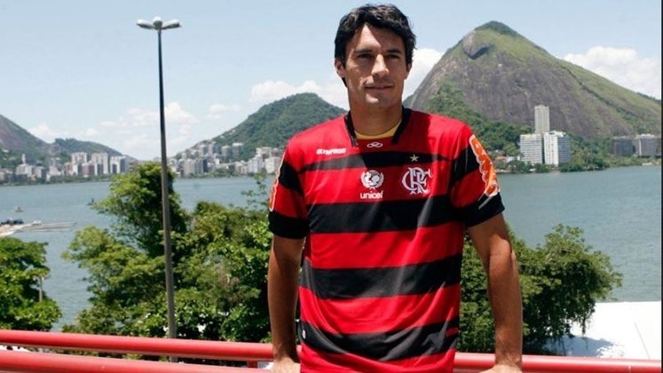 Flamengo - Marcos González (zagueiro): Buscando reforçar sua defesa, o Rubro-Negro trouxe um zagueiro que estava tendo destaque na Universidad do Chile. O Flamengo o adquiriu por 1,3 milhões de euros e González ficou no clube até 2014. 