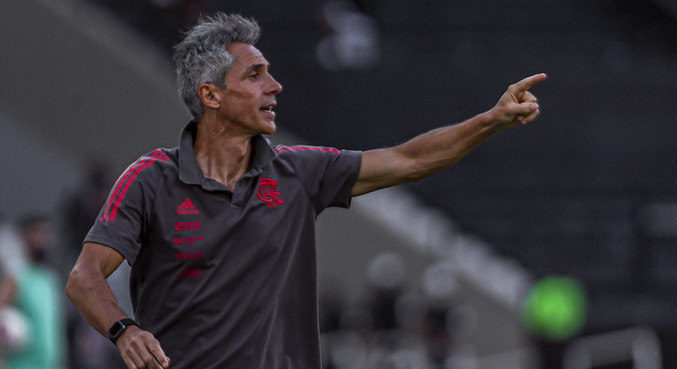 Paulo Sousa, à beira do campo, comandando o Flamengo