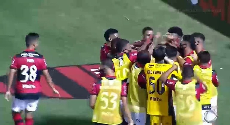 Jogadores comemoram o primeiro gol do Flamengo contra a Portuguesa