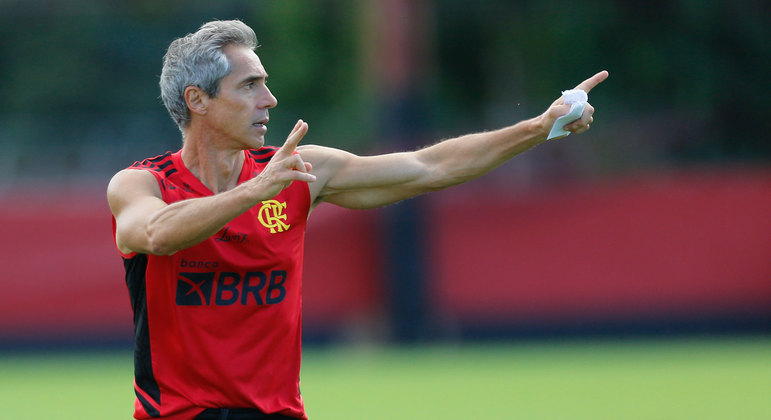 Técnico Paulo Sousa orienta elenco durante treino do Flamengo no Ninho do Urubu