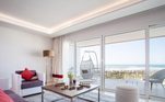 Os quartos têm, em sua maioria, vista para o mar. Durante a temporada, uma diária no hotel custa a partir de R$ 1,3 mil