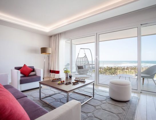 Os quartos têm, em sua maioria, vista para o mar. Durante a temporada, uma diária no hotel custa a partir de R$ 1,3 mil