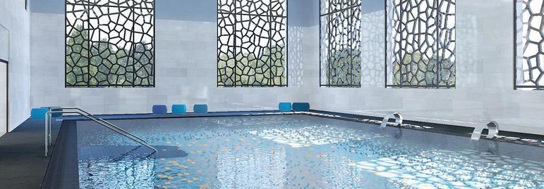 Os vitrais decorativos são um luxo a parte. Uma das piscinas internas é de água salgada e aquecida, sendo uma das atrações do luxuoso hotel