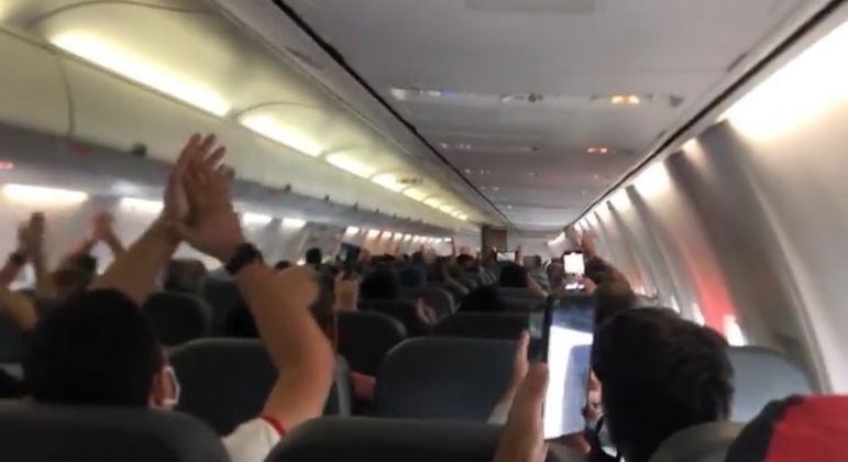 Rumo ao Uruguai, torcedores do Flamengo fazem festa no avião; confira o vídeo